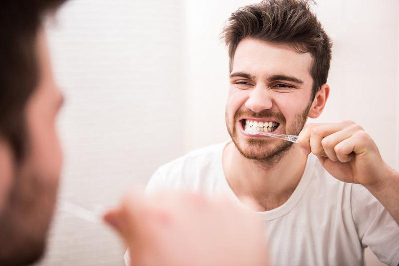 Vệ sinh răng miệng thường xuyên để khử mùi hôi trong miệng